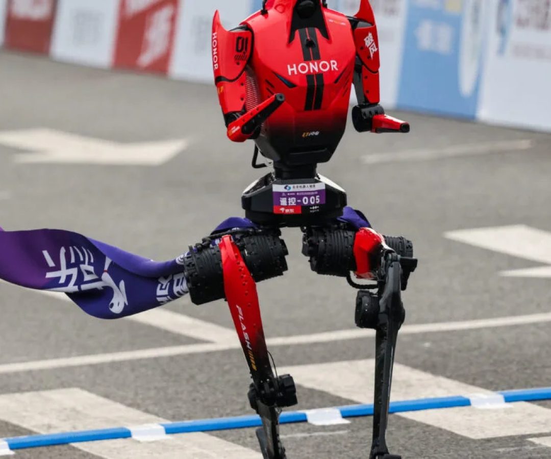 Robôs vencem humanos em meia-maratona em Pequim e quebram recorde mundial; FOTOS