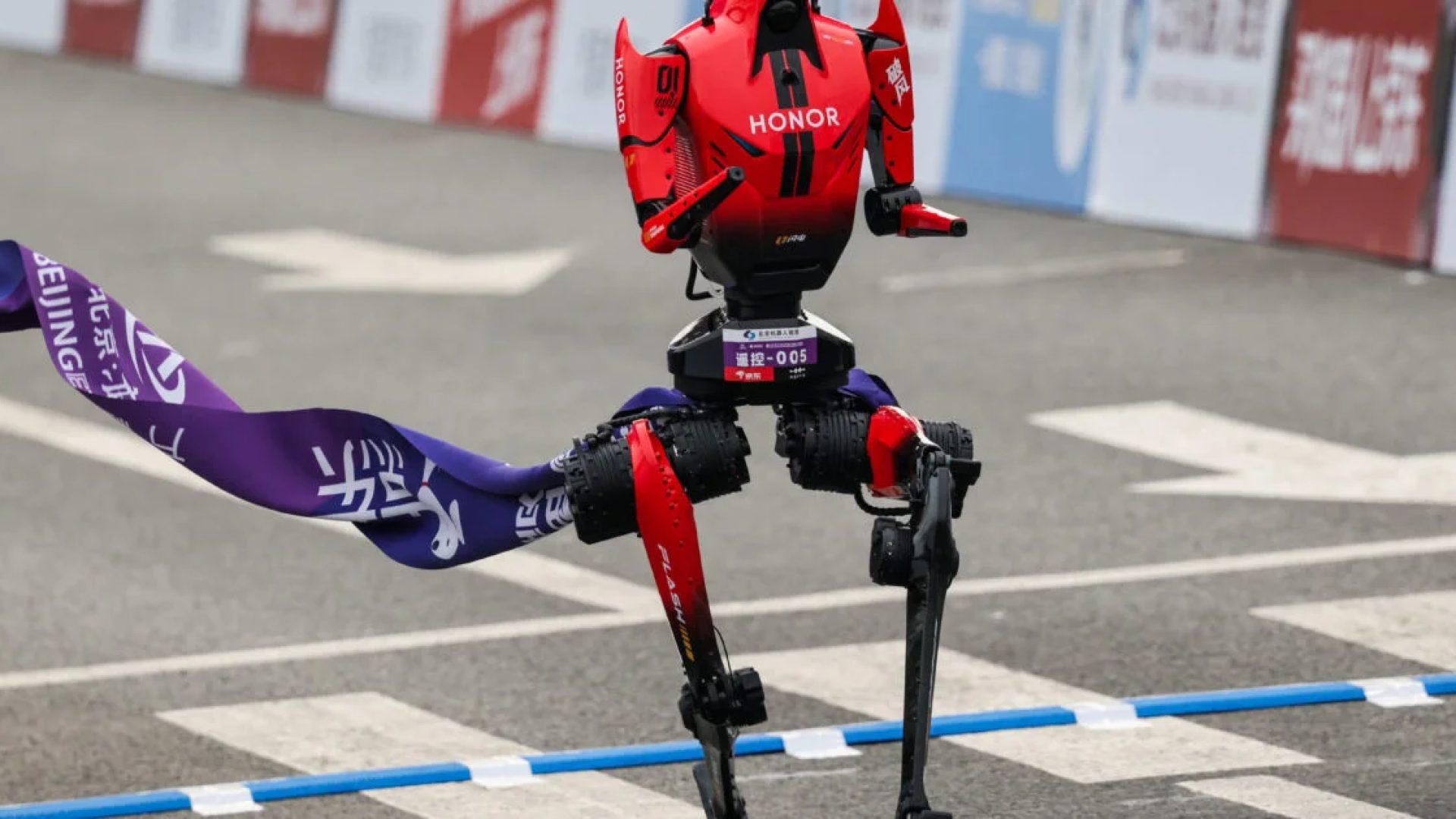 Robôs vencem humanos em meia-maratona em Pequim e quebram recorde mundial; FOTOS