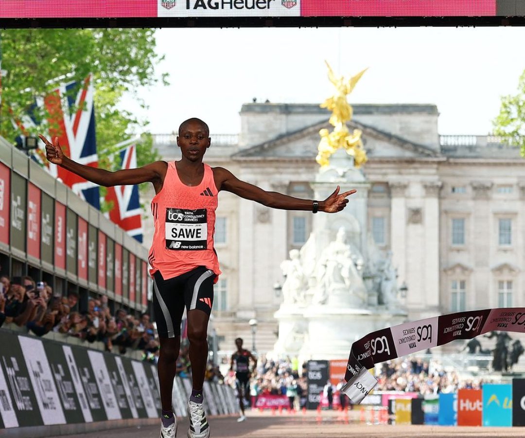 Queniano se torna primeiro atleta a correr maratona abaixo de 2 horas