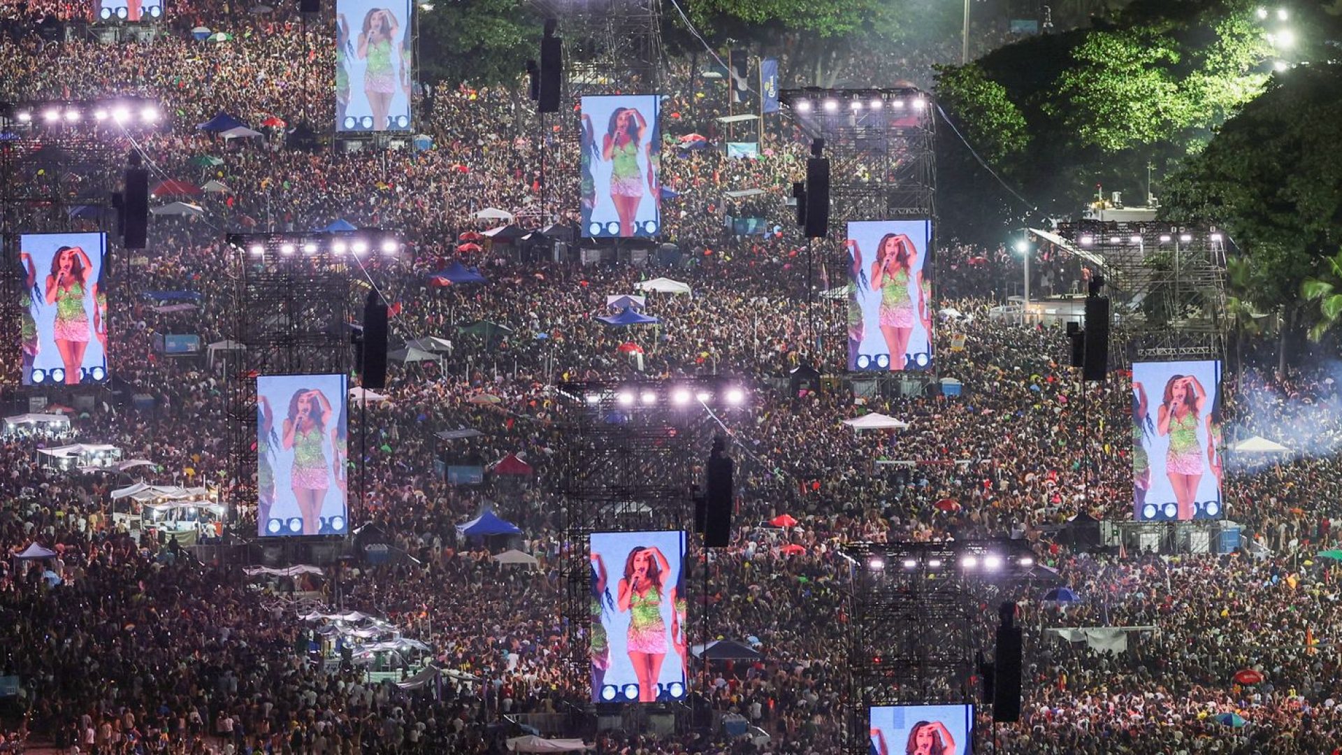 Mais de 2 milhões de pessoas assistem ao show de Shakira em Copacabana