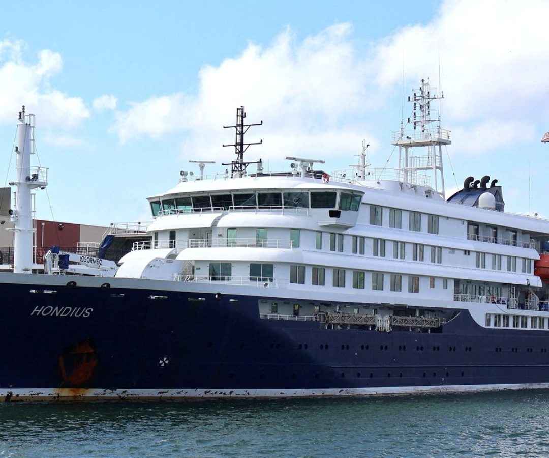 Navio de cruzeiro atingido por hantavírus retira passageiros doentes