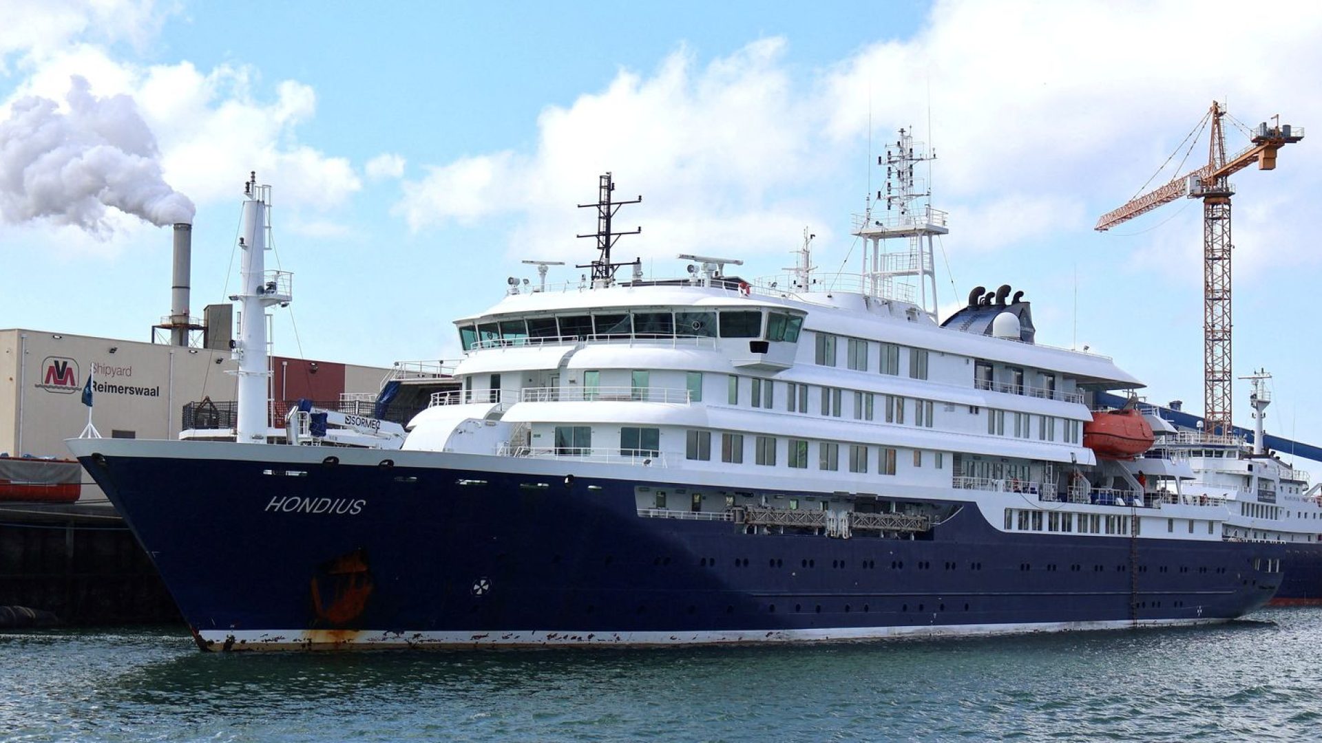 Navio de cruzeiro atingido por hantavírus retira passageiros doentes