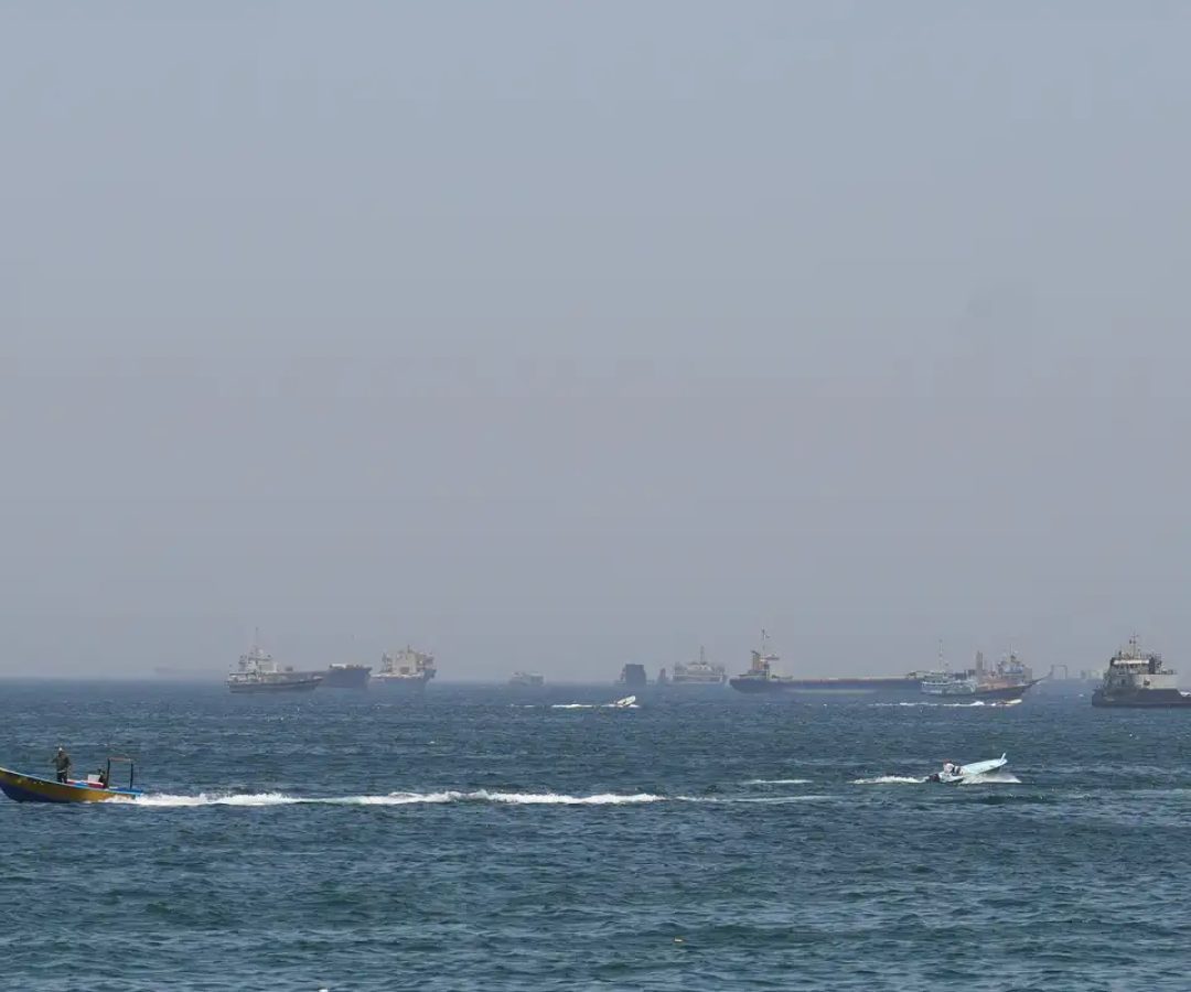 EUA lançam novos ataques ao Irã; forças iranianas fecham Ormuz