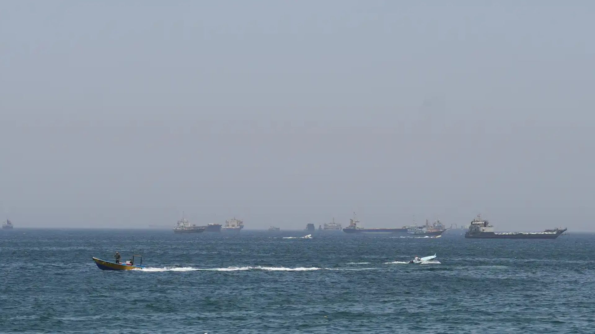 EUA lançam novos ataques ao Irã; forças iranianas fecham Ormuz