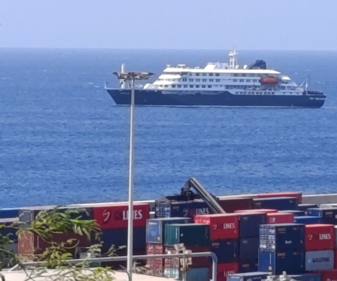 Passageiros começam a deixar navio onde houve surto de hantavírus