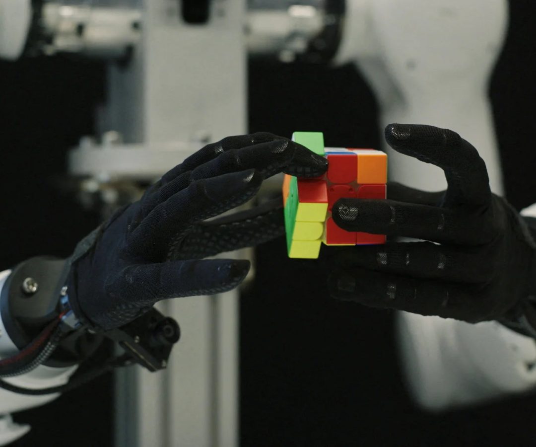 Mão robótica da Genesis AI manipula cubo mágico Genesis AI/Handout via REUTERS