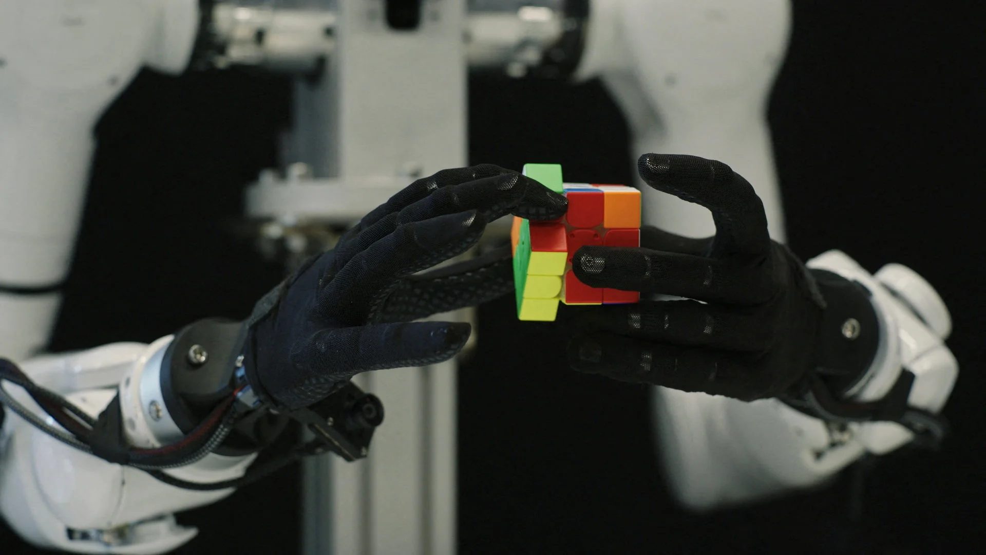 Mão robótica da Genesis AI manipula cubo mágico Genesis AI/Handout via REUTERS