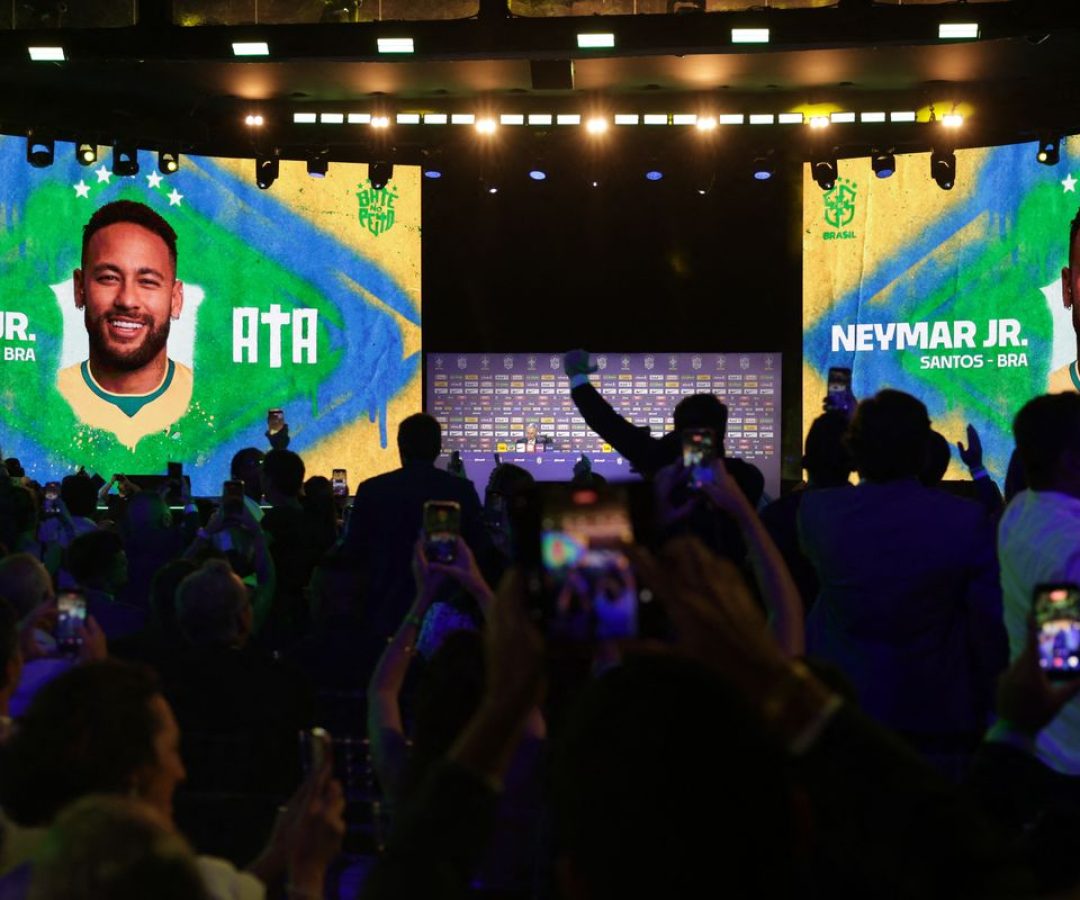 Neymar não treina em apresentação e preocupa a duas semanas da Copa