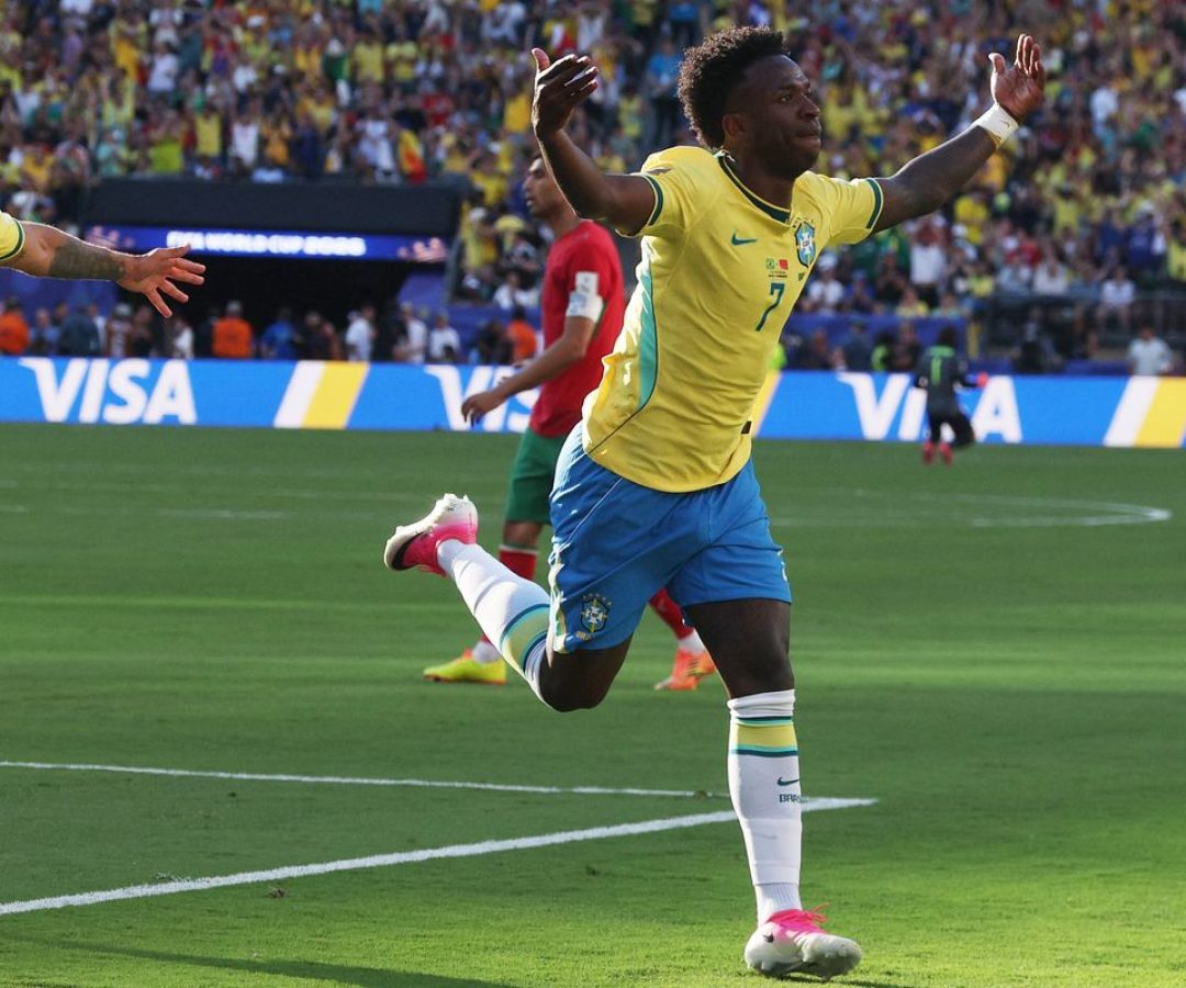Raphinha, Vini Jr. e Douglas Santos se destacam nos números da estreia