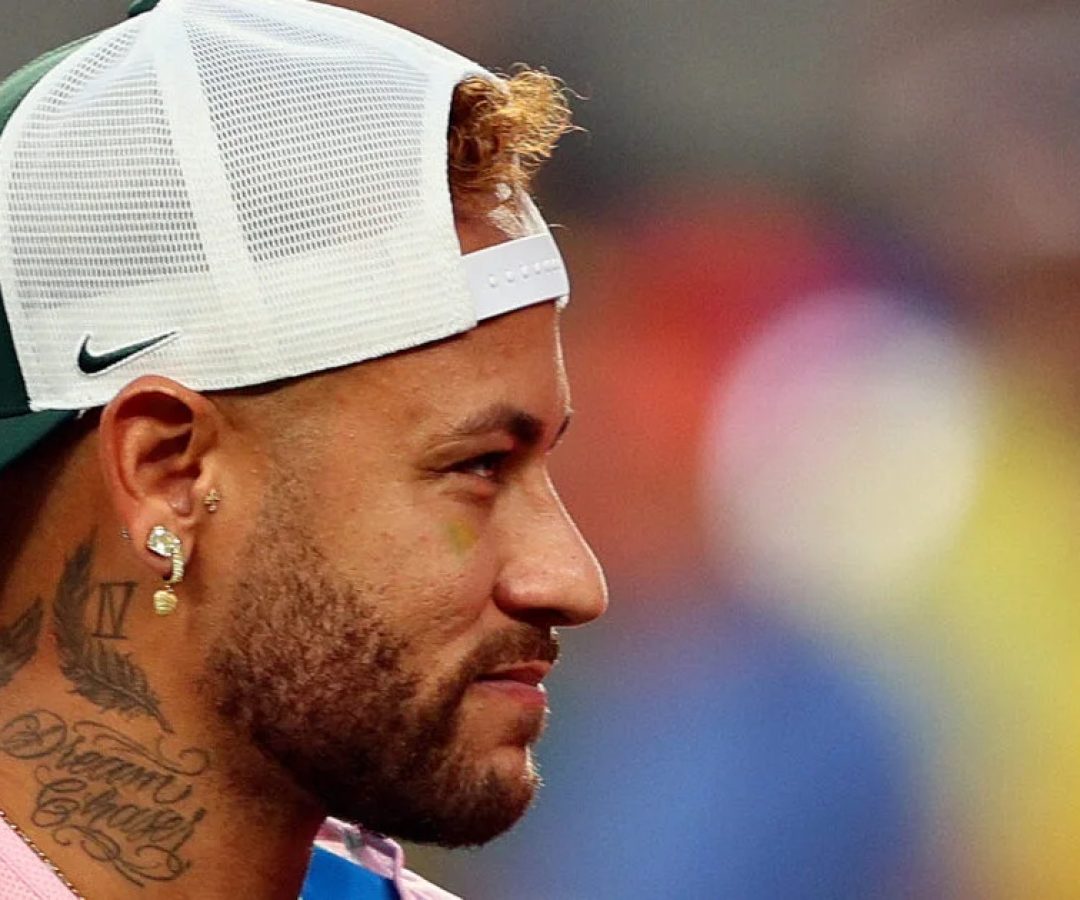 Neymar treina em campo pela primeira vez