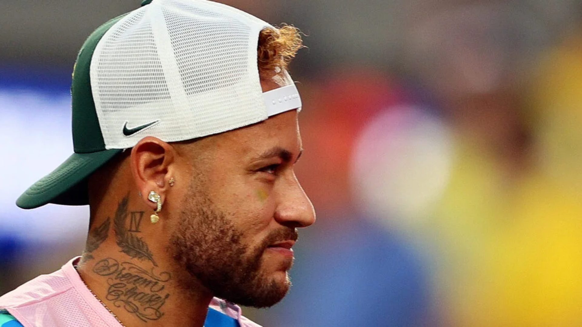 Neymar treina em campo pela primeira vez