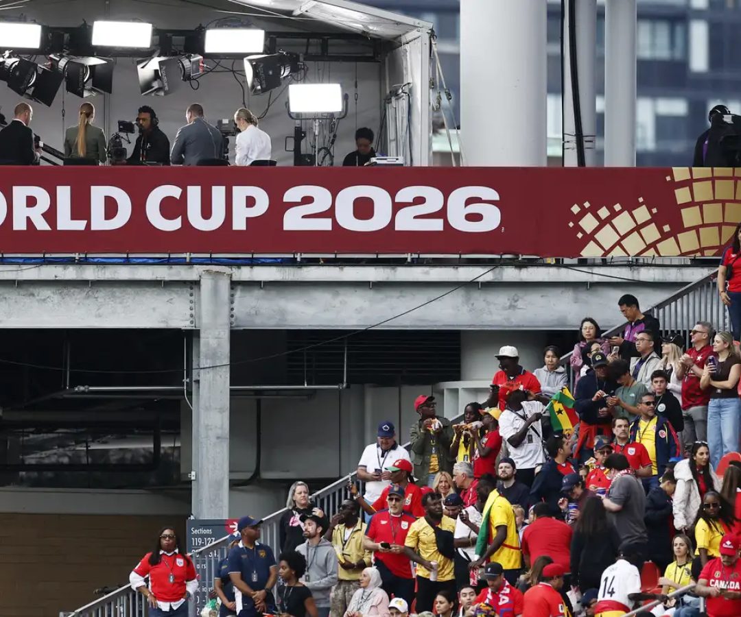 Paixão pelo futebol expõe população à publicidade de bets, alerta Idec