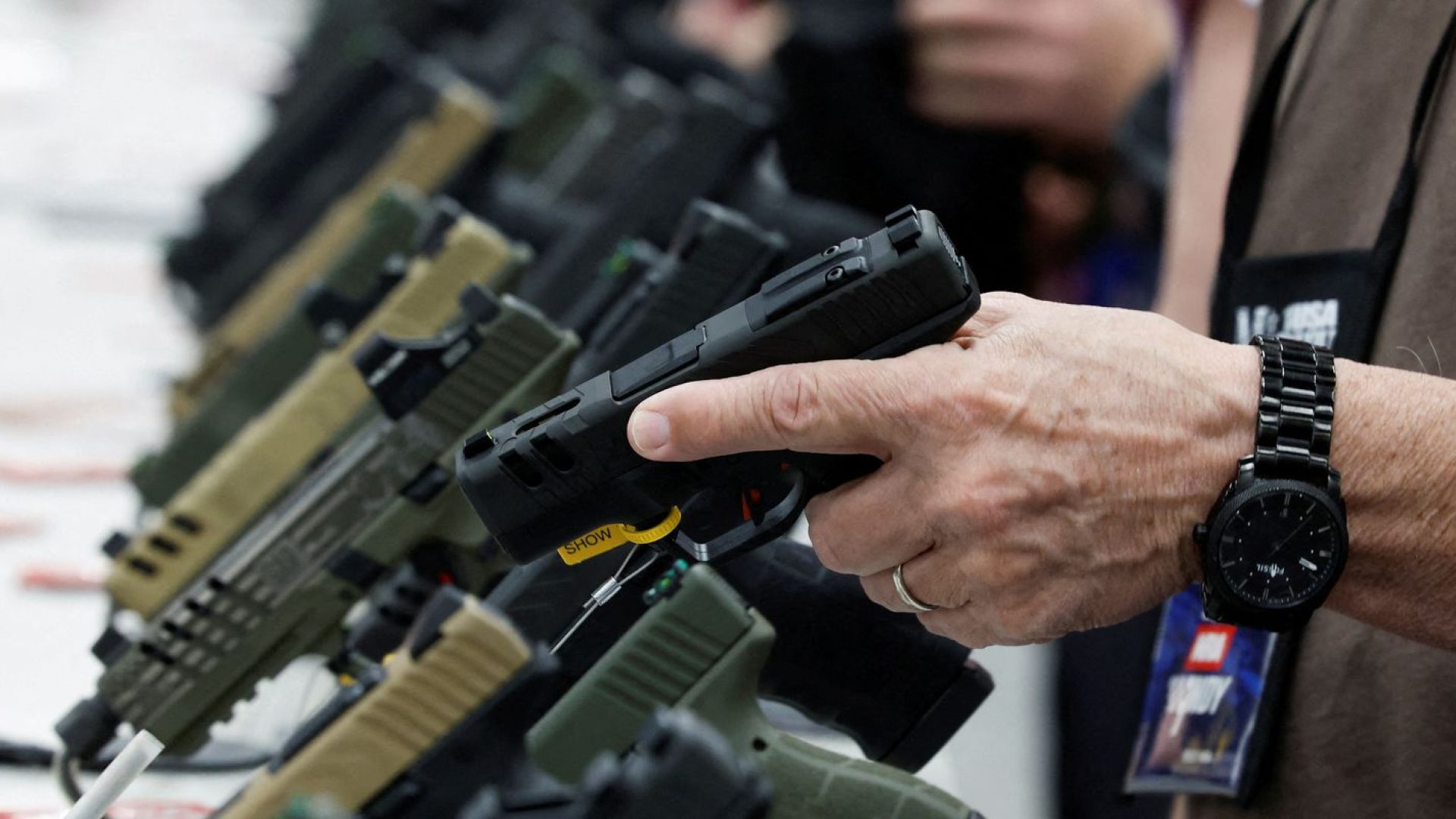 Ações pró-armas de Trump devem favorecer facções criminosas no Brasil