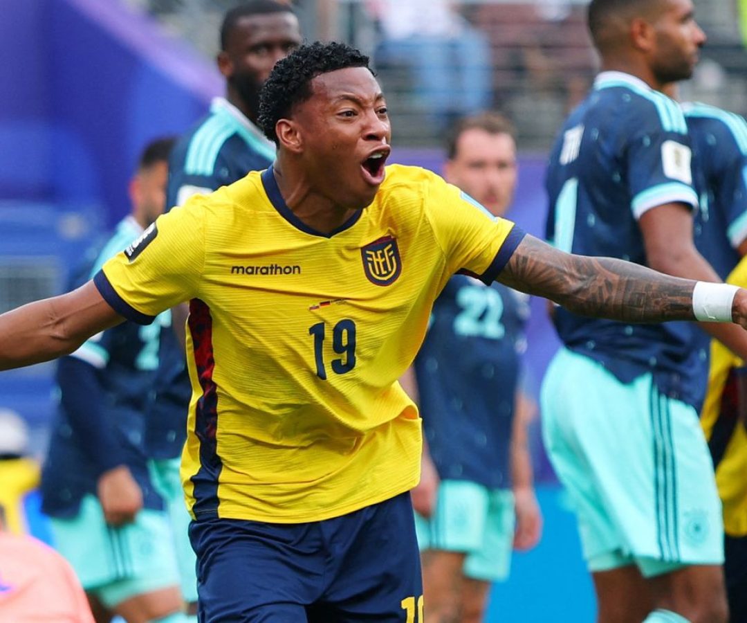 Equador vence Alemanha de virada e carimba vaga no mata-mata da Copa