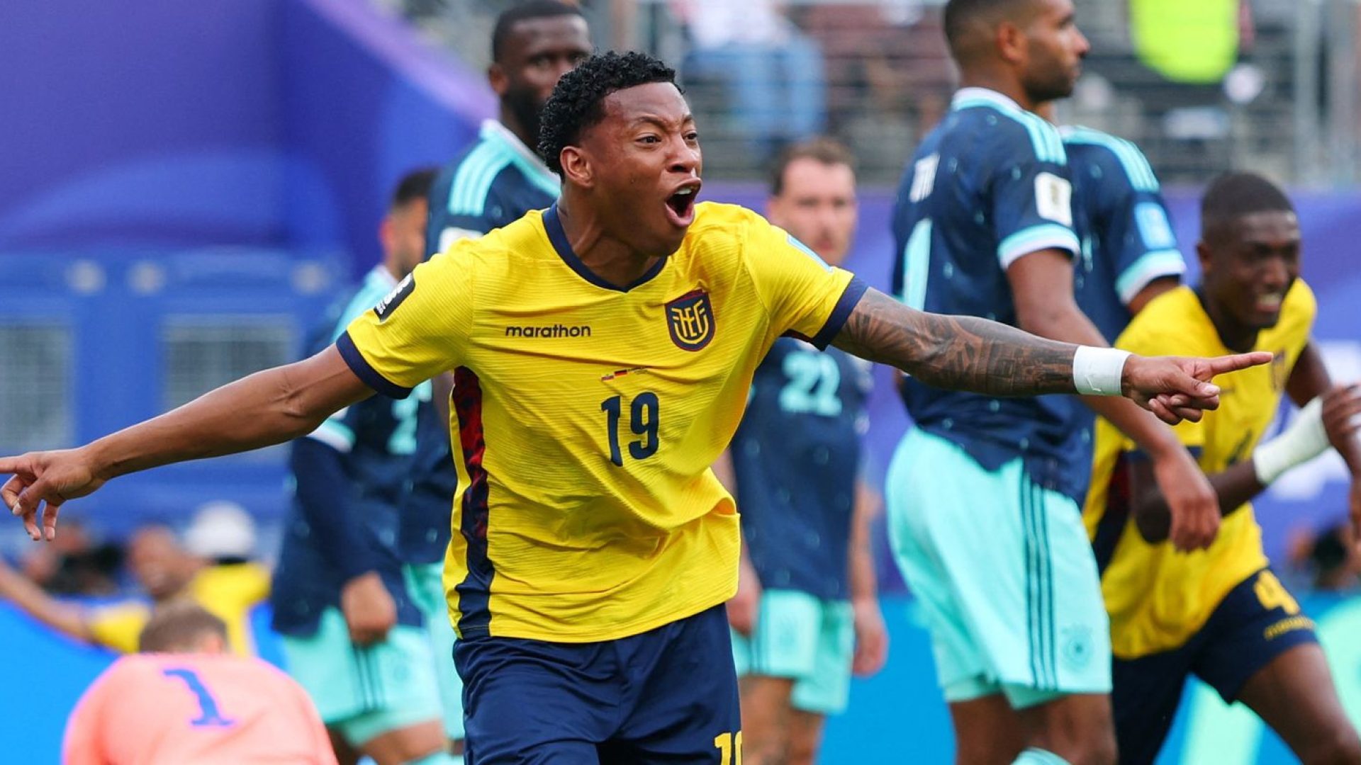 Equador vence Alemanha de virada e carimba vaga no mata-mata da Copa
