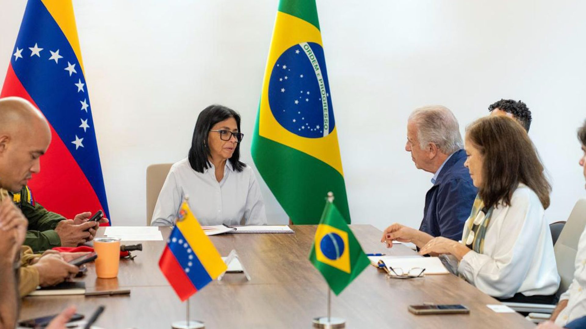 "Ajuda brasileira não será episódica", diz Múcio em visita à Venezuela