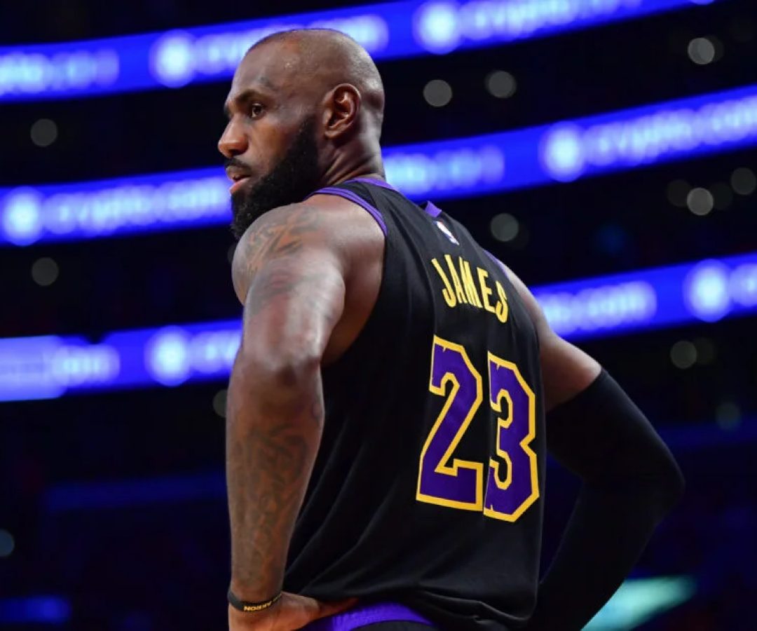 LeBron James adia aposentadoria e informa Lakers que deixará equipe