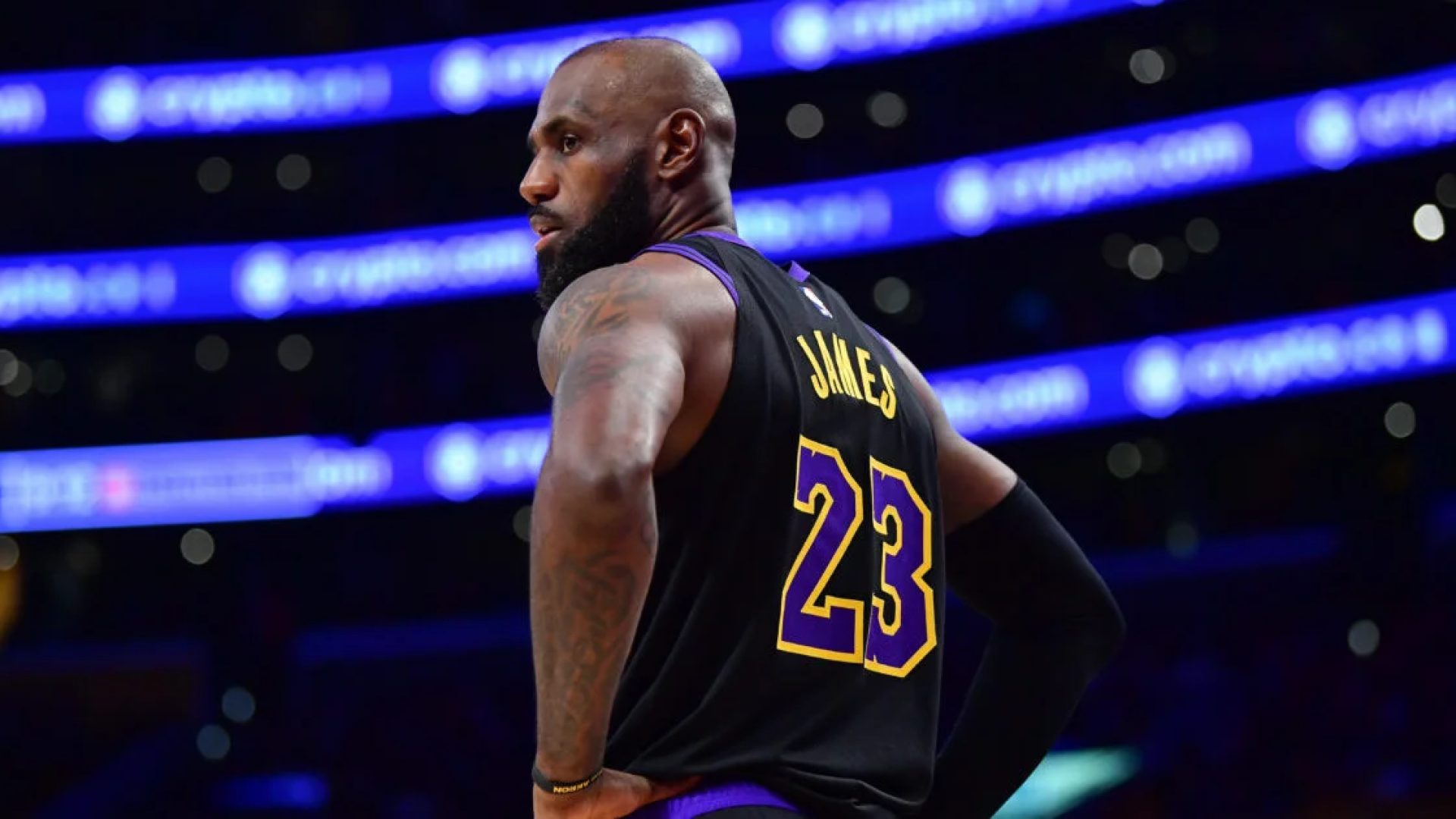 LeBron James adia aposentadoria e informa Lakers que deixará equipe