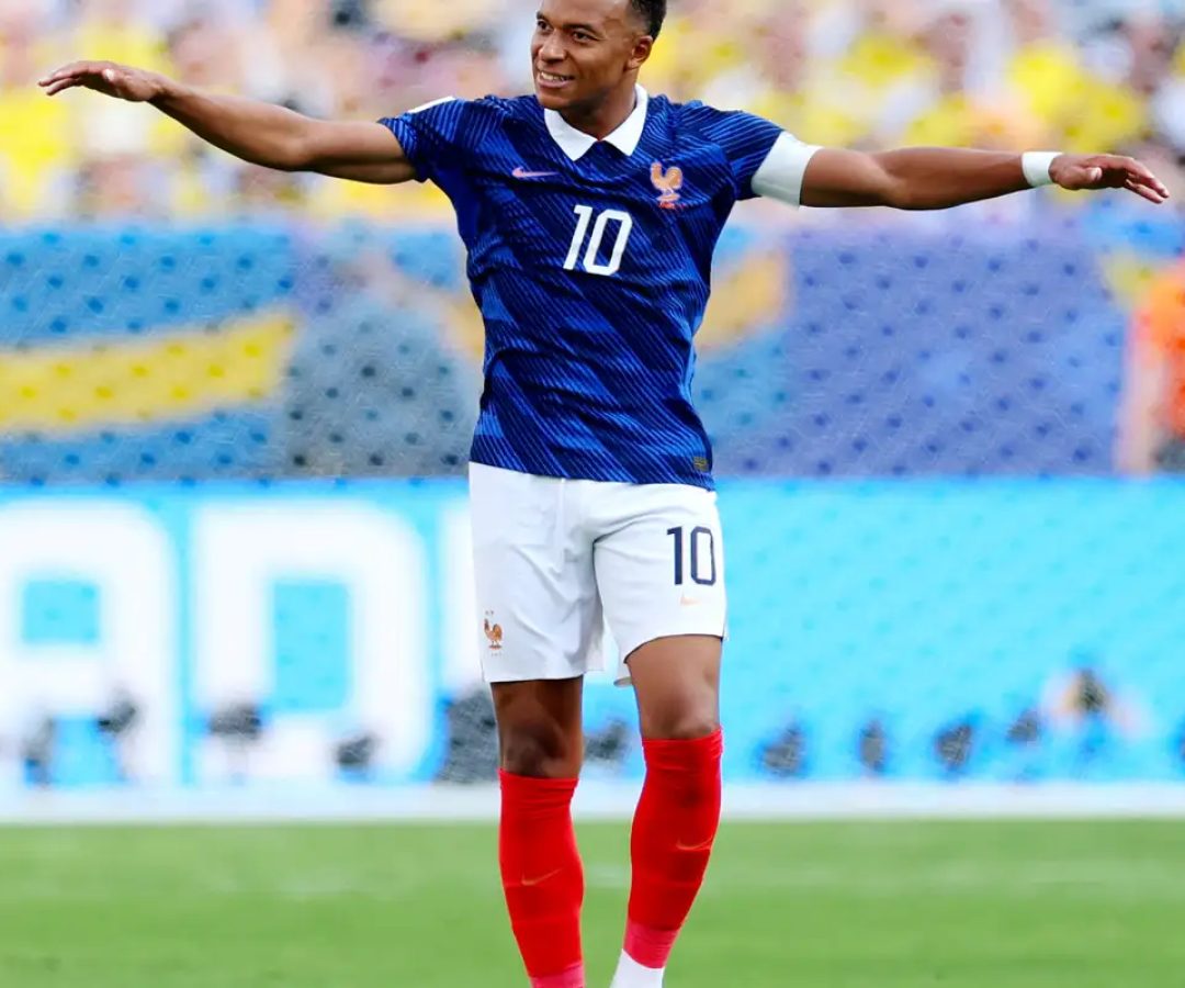 Com dois gols de Mbappé, França despacha Suécia e avança às oitavas