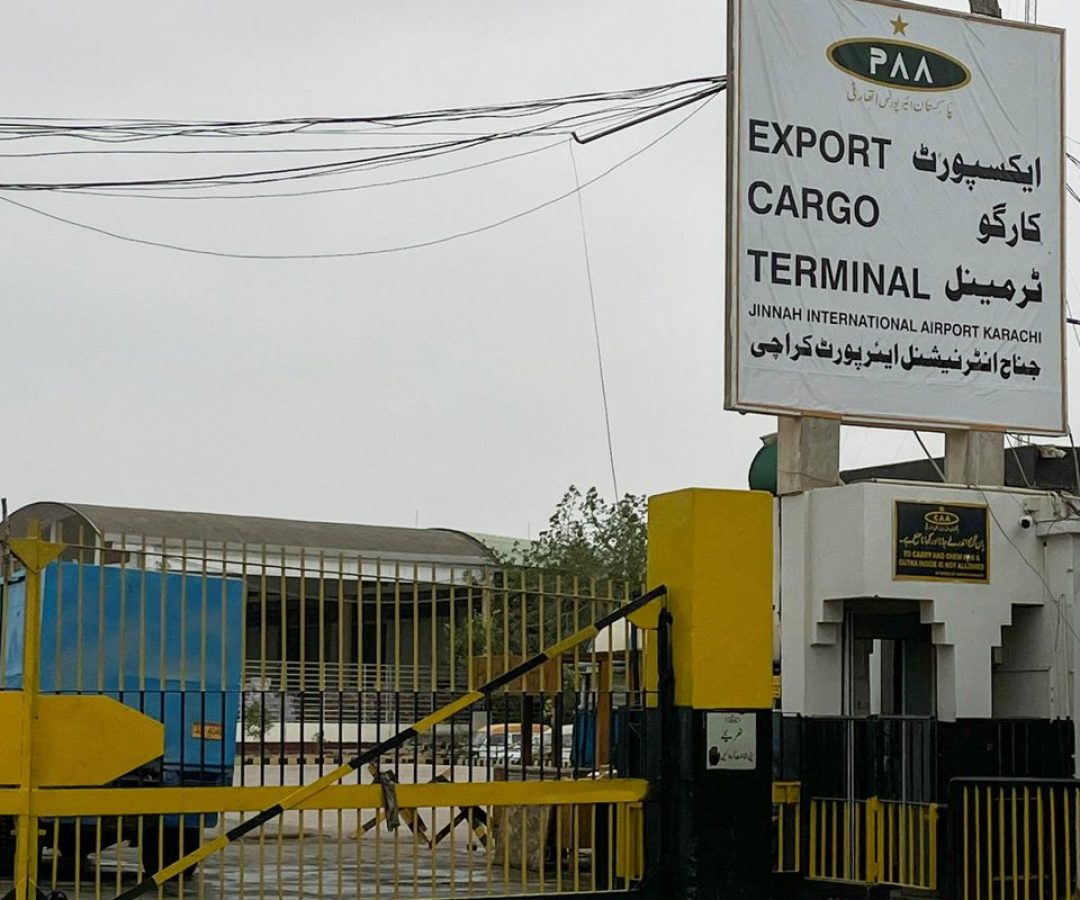 Equipes encontram destroços de Boeing 737 desaparecido no Paquistão