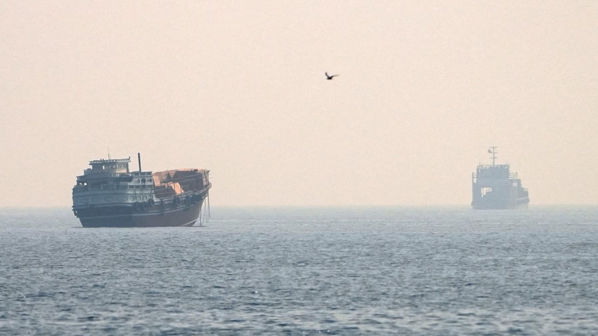 Trump recua e desiste de cobrar taxa sobre navios no Estreito de Ormuz