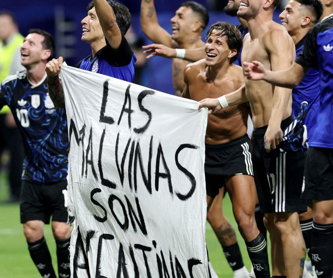 Ato de jogadores argentinos reacende debate sobre domínio das Malvinas