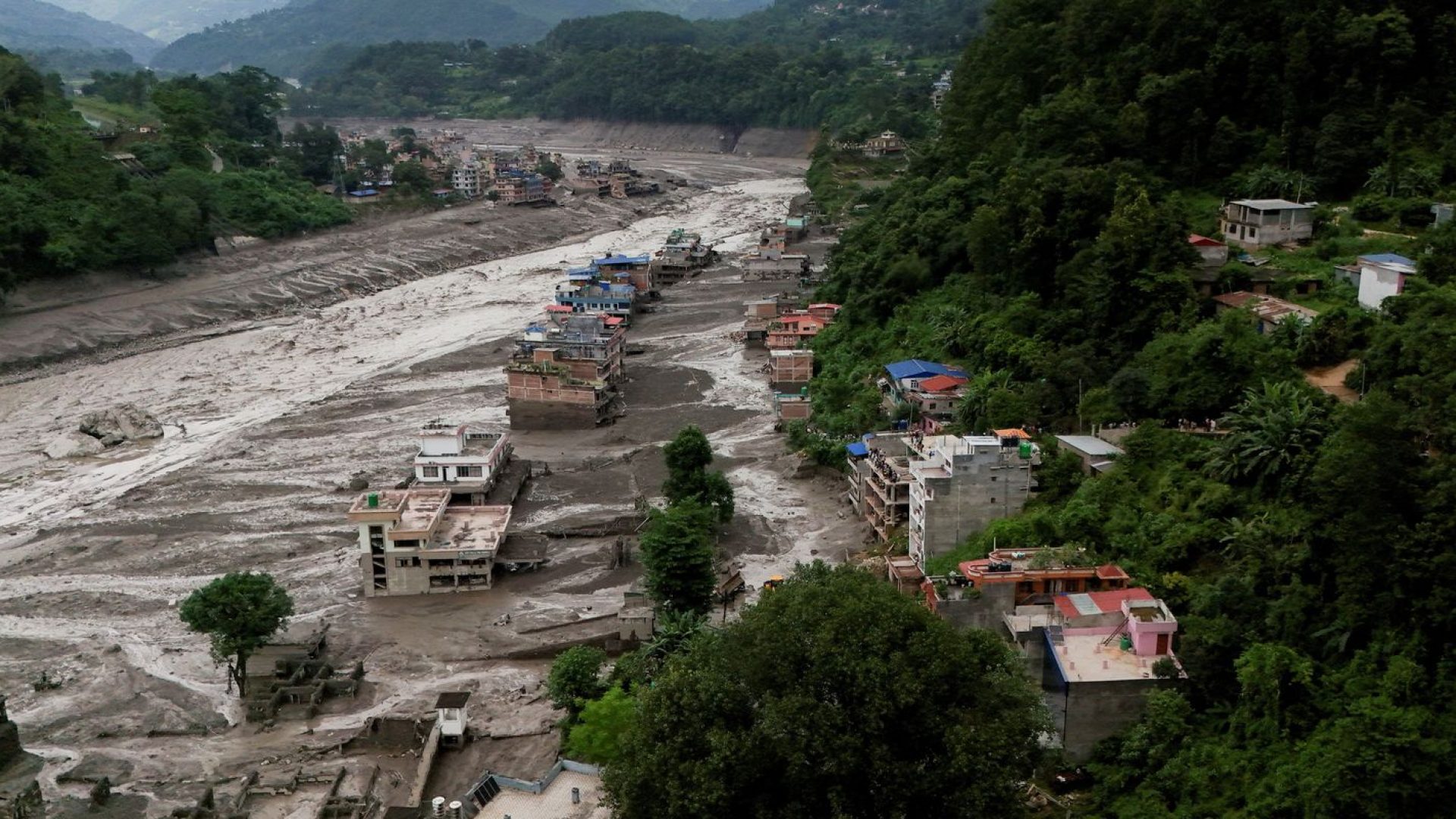 Nepal monitora dois lagos; risco de enchentes persiste
