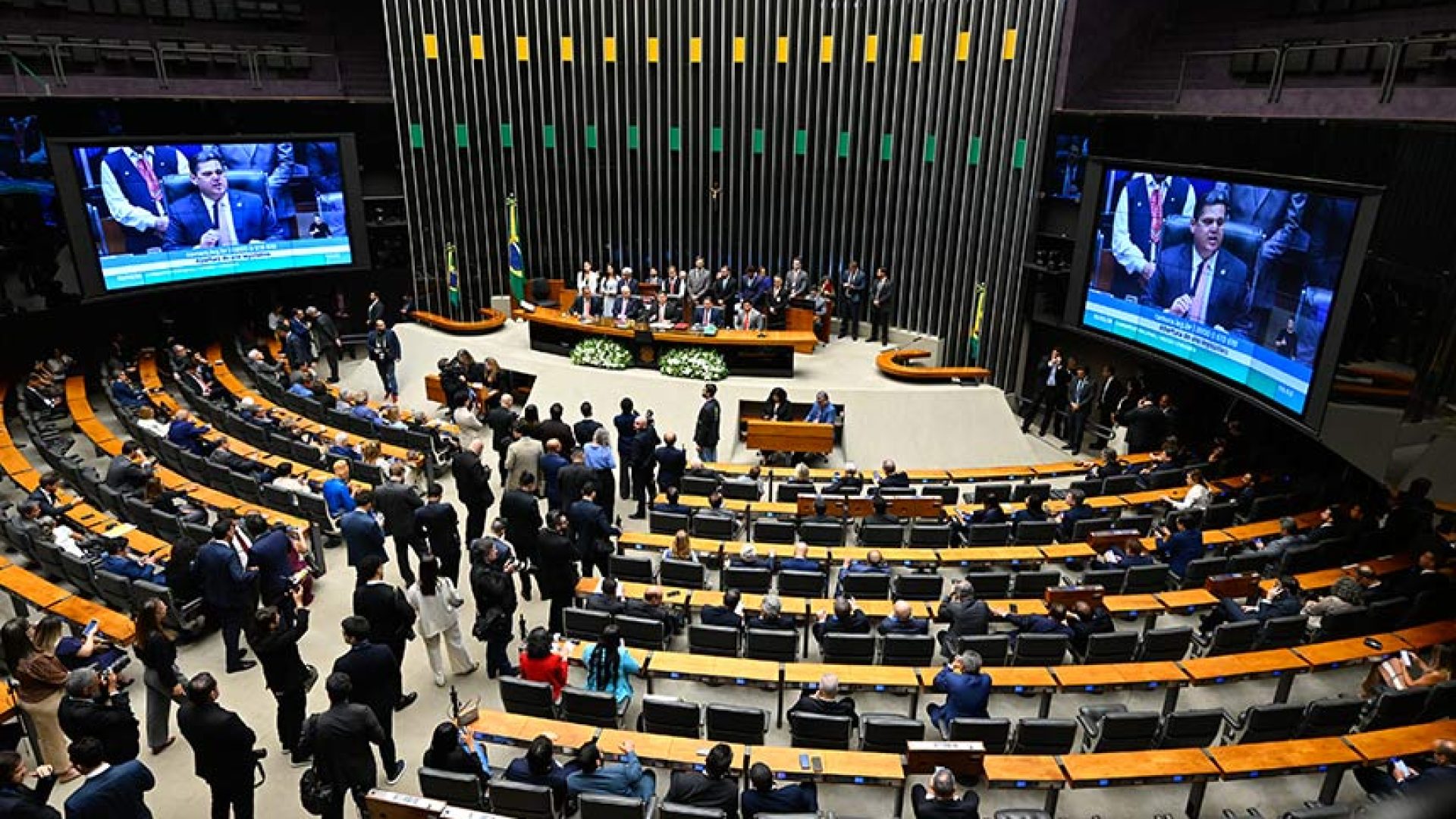 Três senadores concorrem ao cargo de deputado; quatro buscam a suplência — Senado Notícias