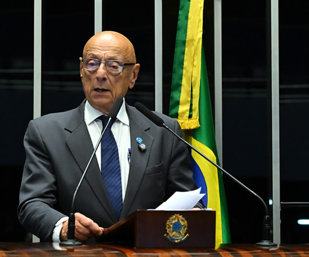 À tribuna, em discurso, senador Esperidião Amin (PP-SC).