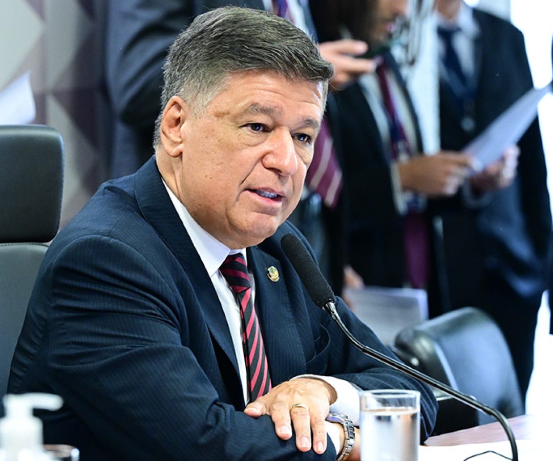 À mesa, presidente da CPMI - INSS, senador Carlos Viana (Podemos-MG), conduz reunião.