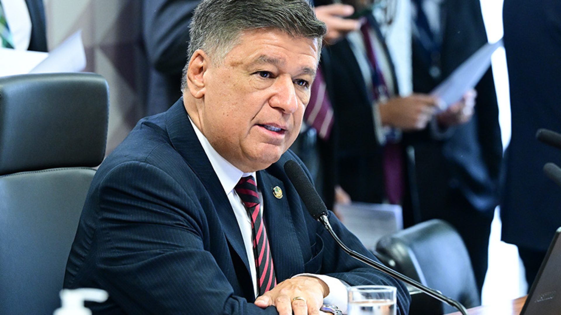 À mesa, presidente da CPMI - INSS, senador Carlos Viana (Podemos-MG), conduz reunião.