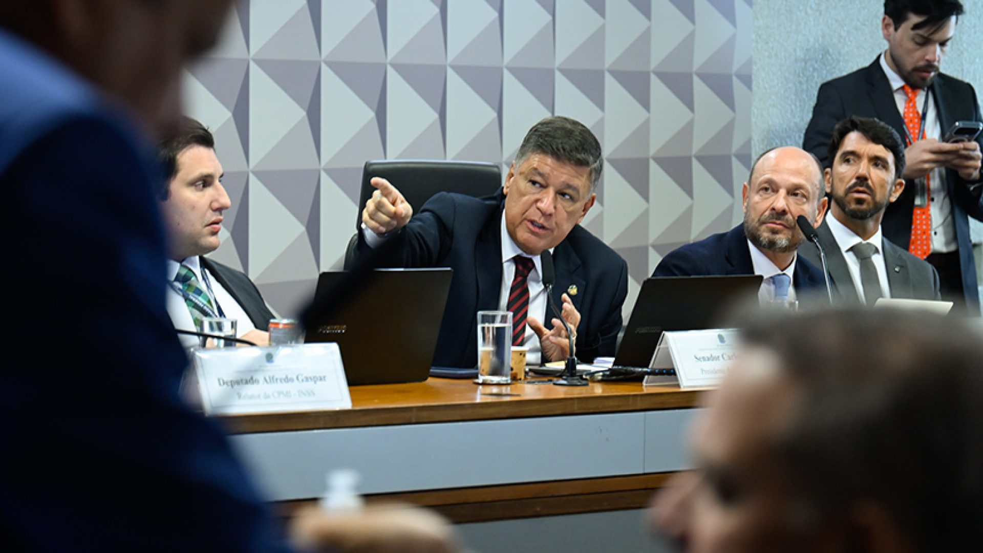 Carlos Viana pedirá ao STF devolução de documentos sobre Vorcaro — Senado Notícias