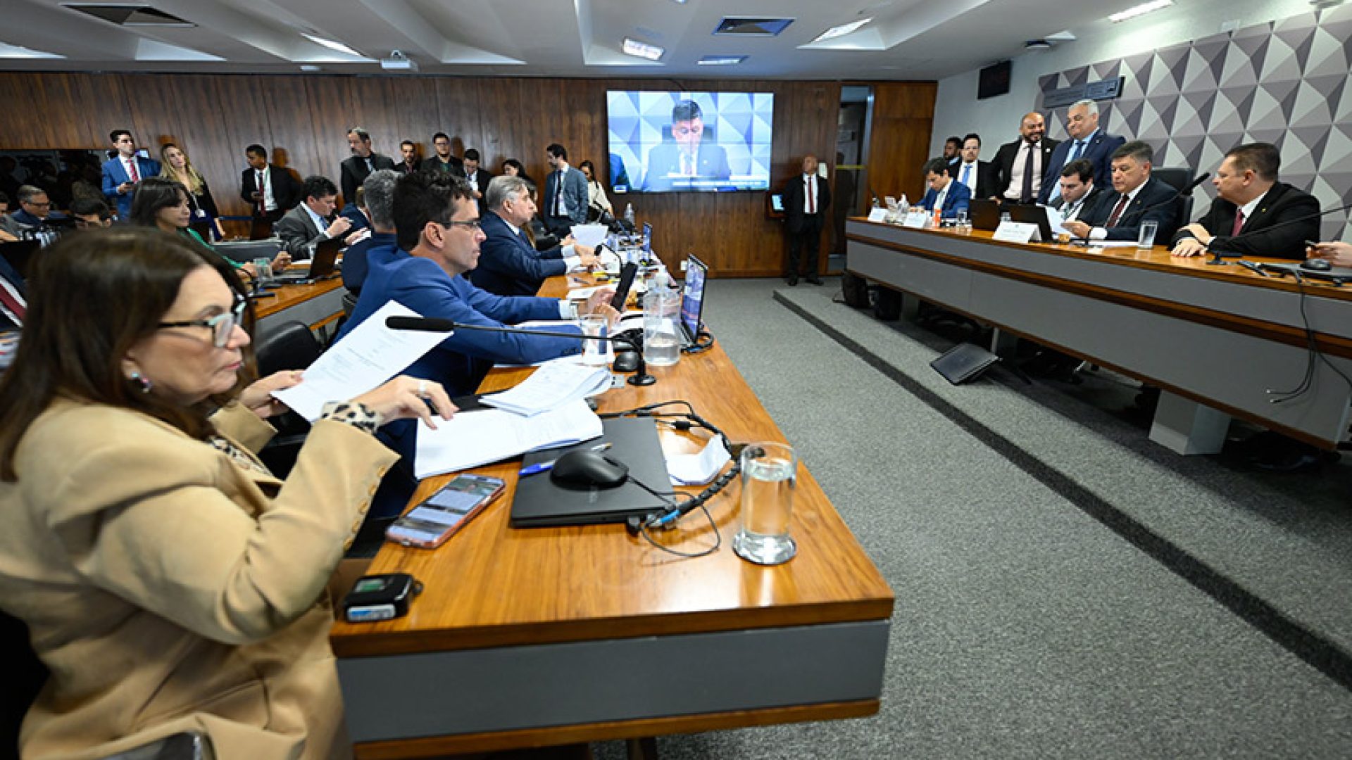 parlamentares discutem retirada de documentos sobre Banco Master — Senado Notícias