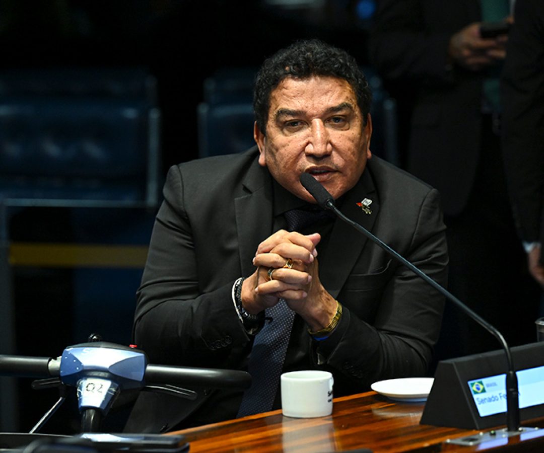 Senador Magno Malta (PL-ES) em pronunciamento à mesa.