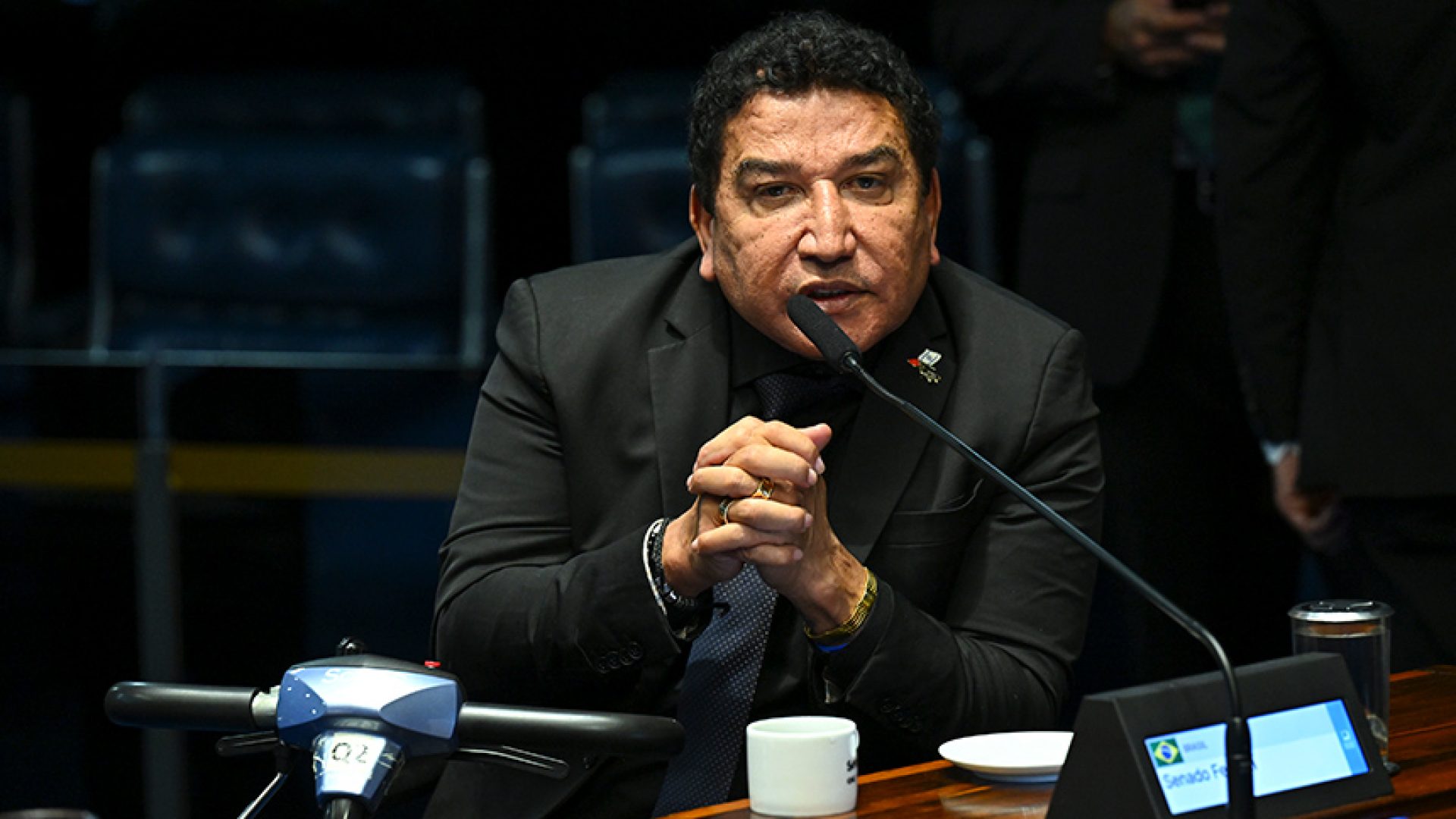 Senador Magno Malta (PL-ES) em pronunciamento à mesa.