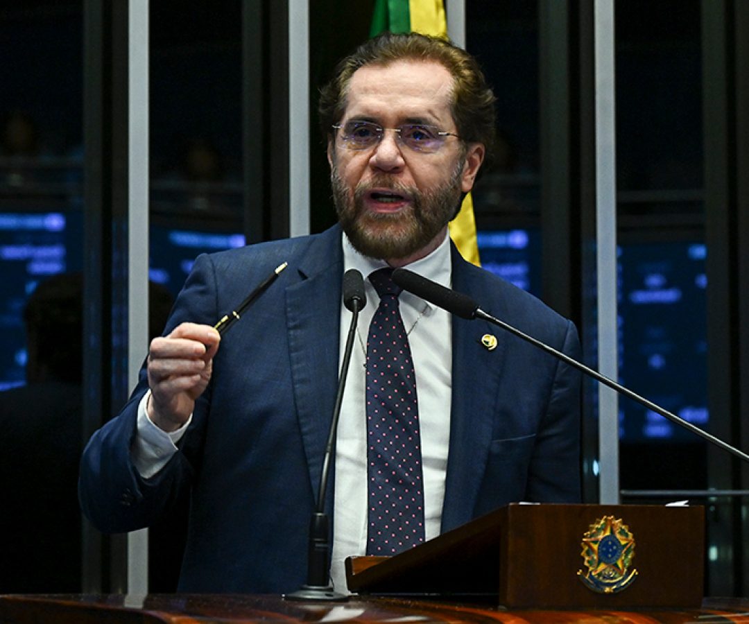 Em discurso, à tribuna, senador Plínio Valério (PSDB-AM).