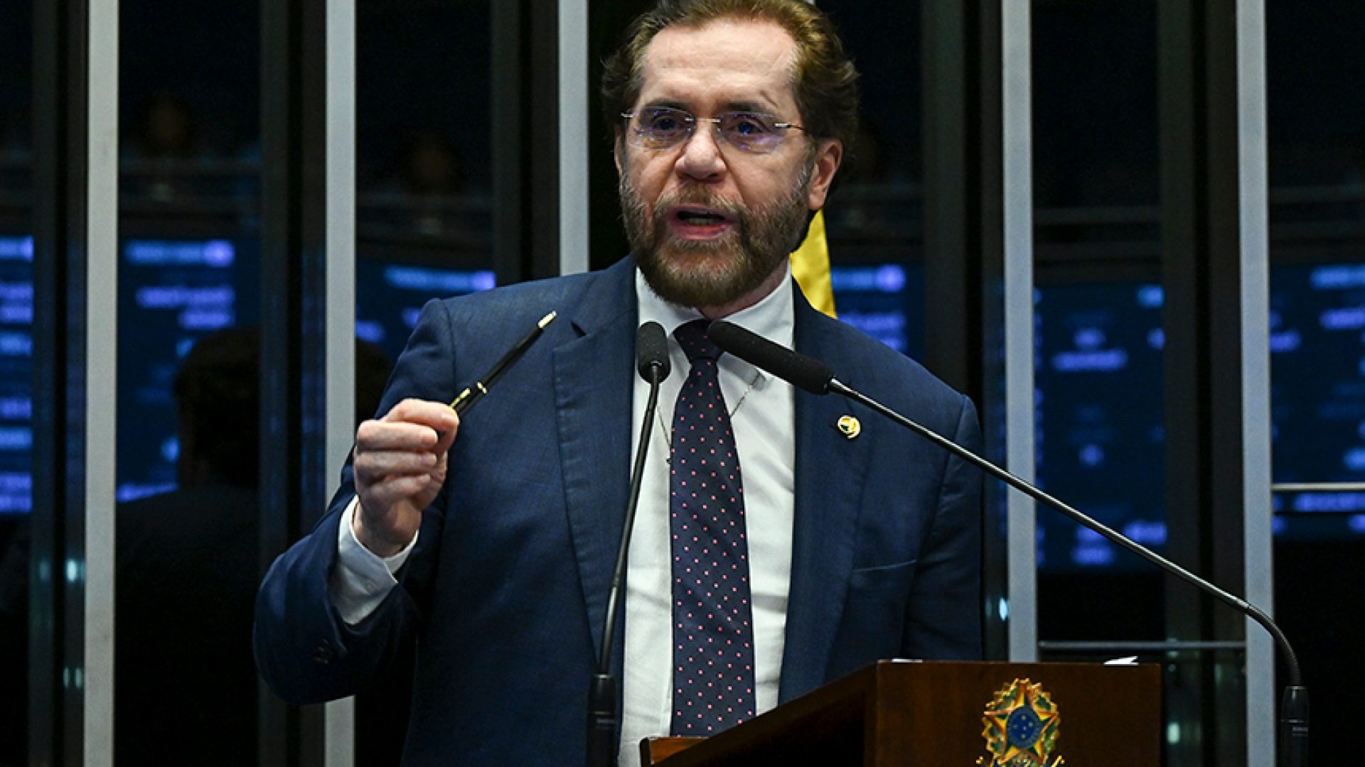 Em discurso, à tribuna, senador Plínio Valério (PSDB-AM).