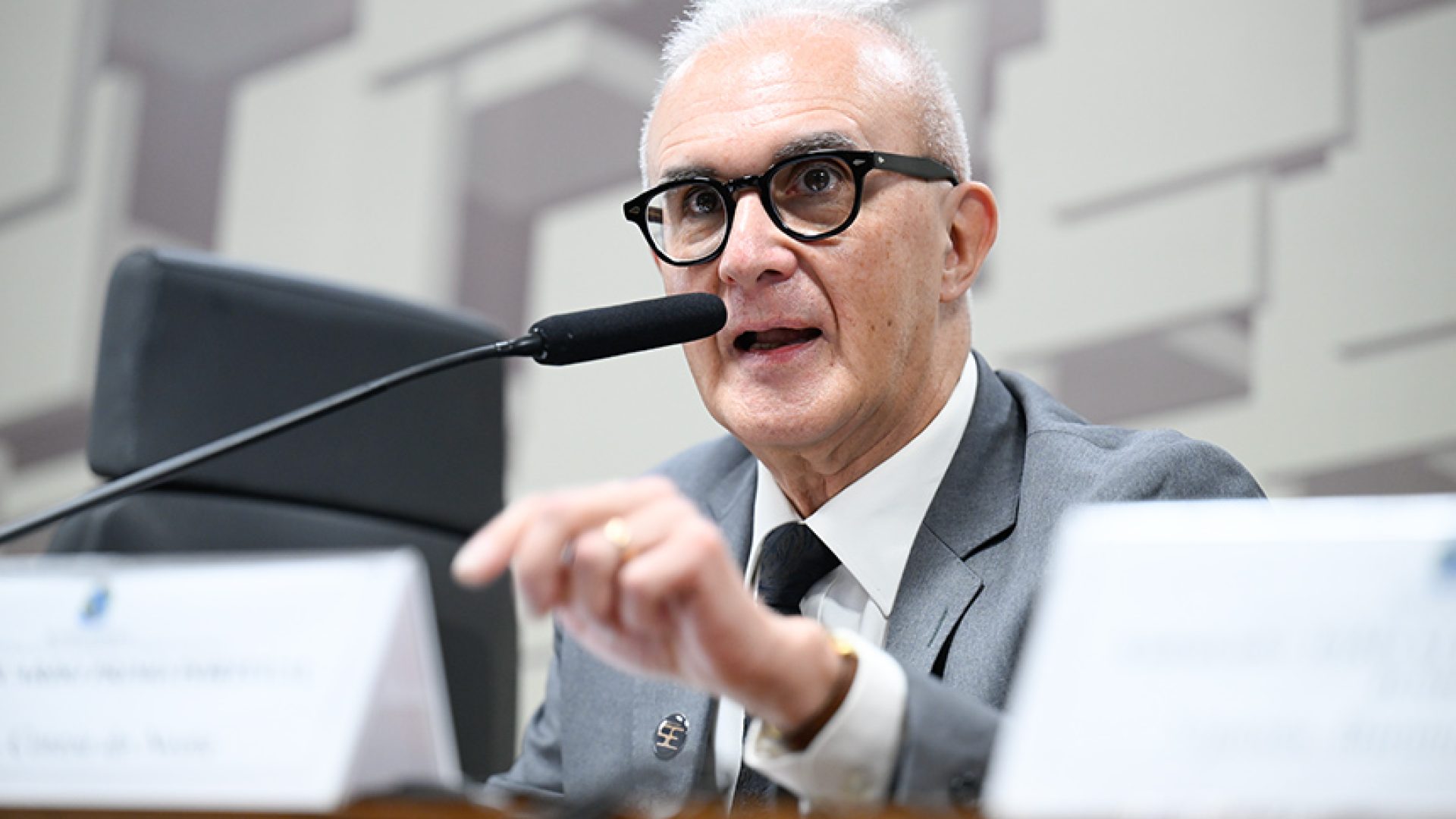 Indicado para exercer o cargo de embaixador do Brasil na República Popular Democrática da Coreia, Ricardo Primo Portugal (MSF 85/2025) em pronunciamento à mesa.