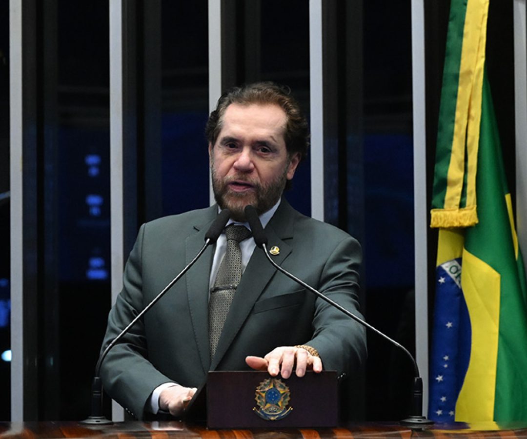 Em discurso, à tribuna, senador Plínio Valério (PSDB-AM).