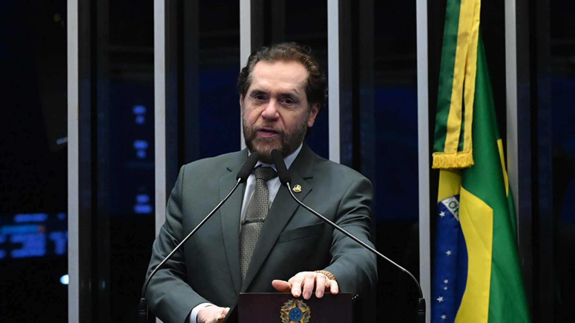 Em discurso, à tribuna, senador Plínio Valério (PSDB-AM).