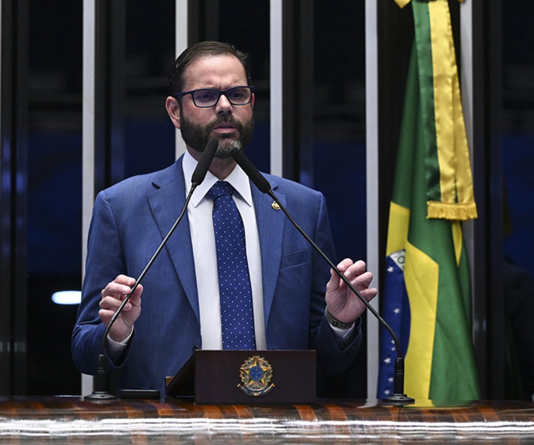 À tribuna, em discurso, senador Jorge Seif (PL-SC).