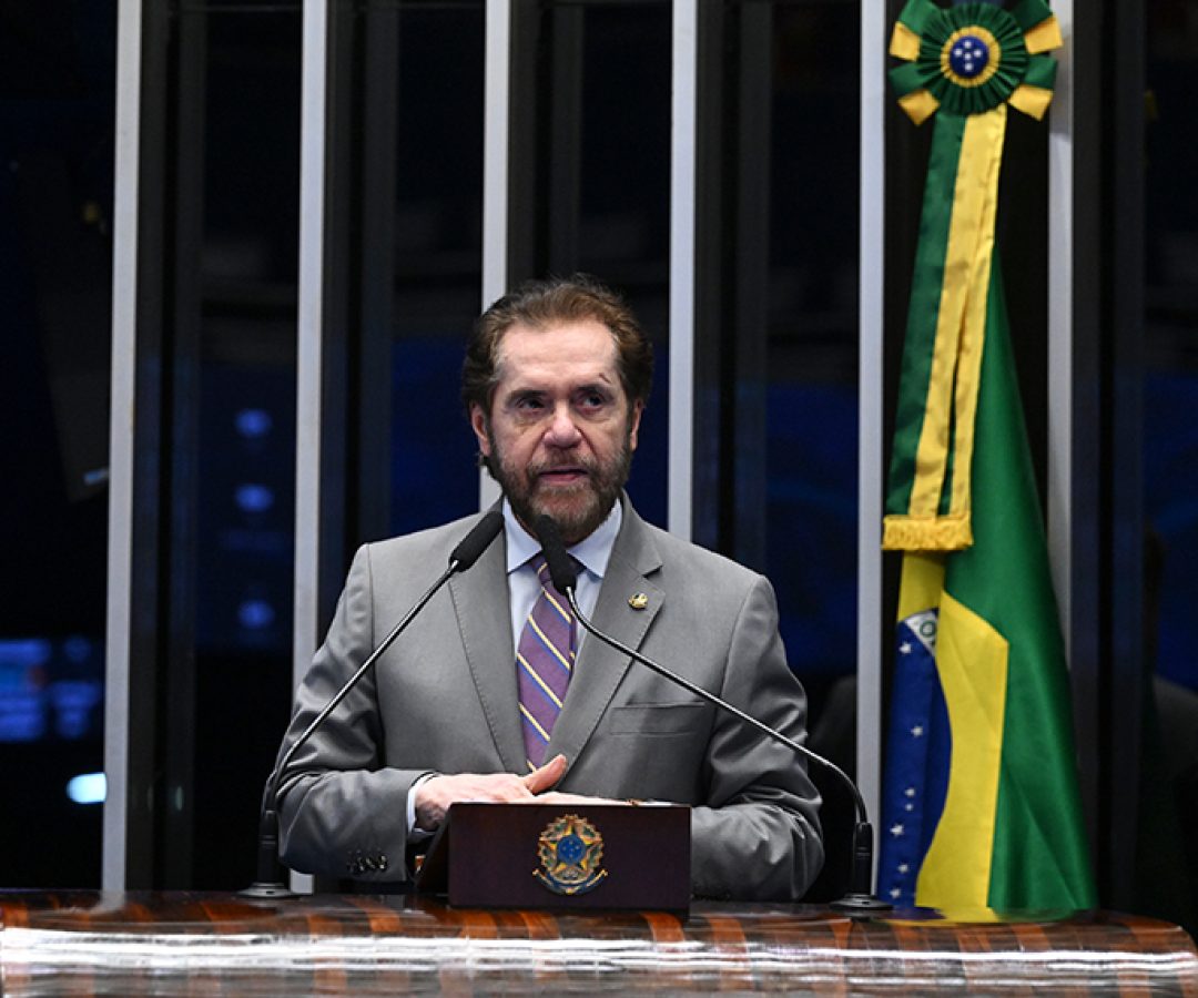 Em discurso, à tribuna,  senador Plínio Valério (PSDB-AM).