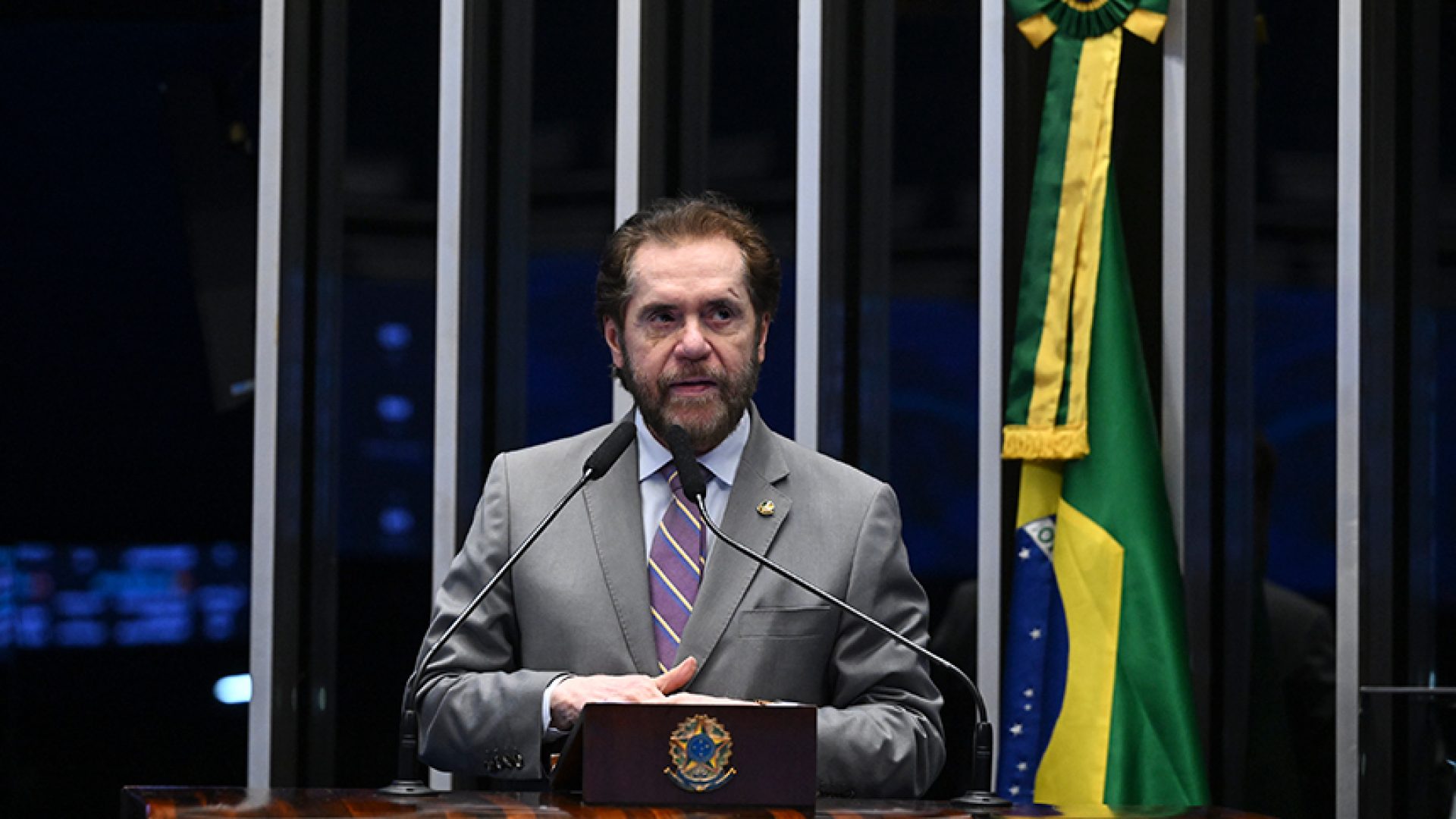 Em discurso, à tribuna,  senador Plínio Valério (PSDB-AM).