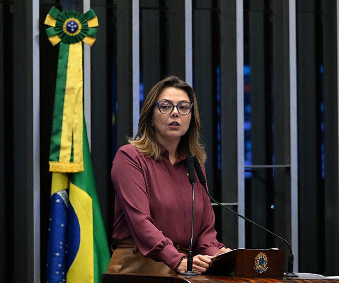 Em discurso, à tribuna, senadora Leila Barros (PDT-DF).