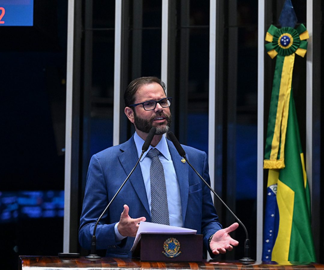 À tribuna, em discurso, senador Jorge Seif (PL-SC).