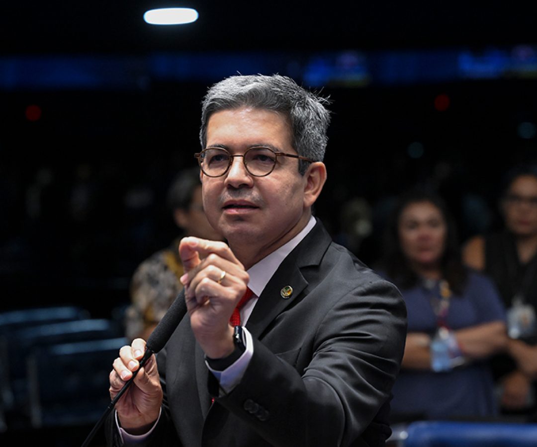 Em pronunciamento, à bancada,  senador Randolfe Rodrigues (PT-AP).
