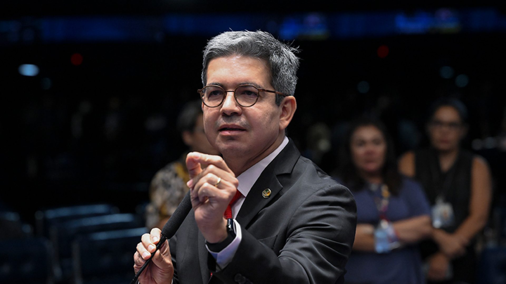 Em pronunciamento, à bancada,  senador Randolfe Rodrigues (PT-AP).