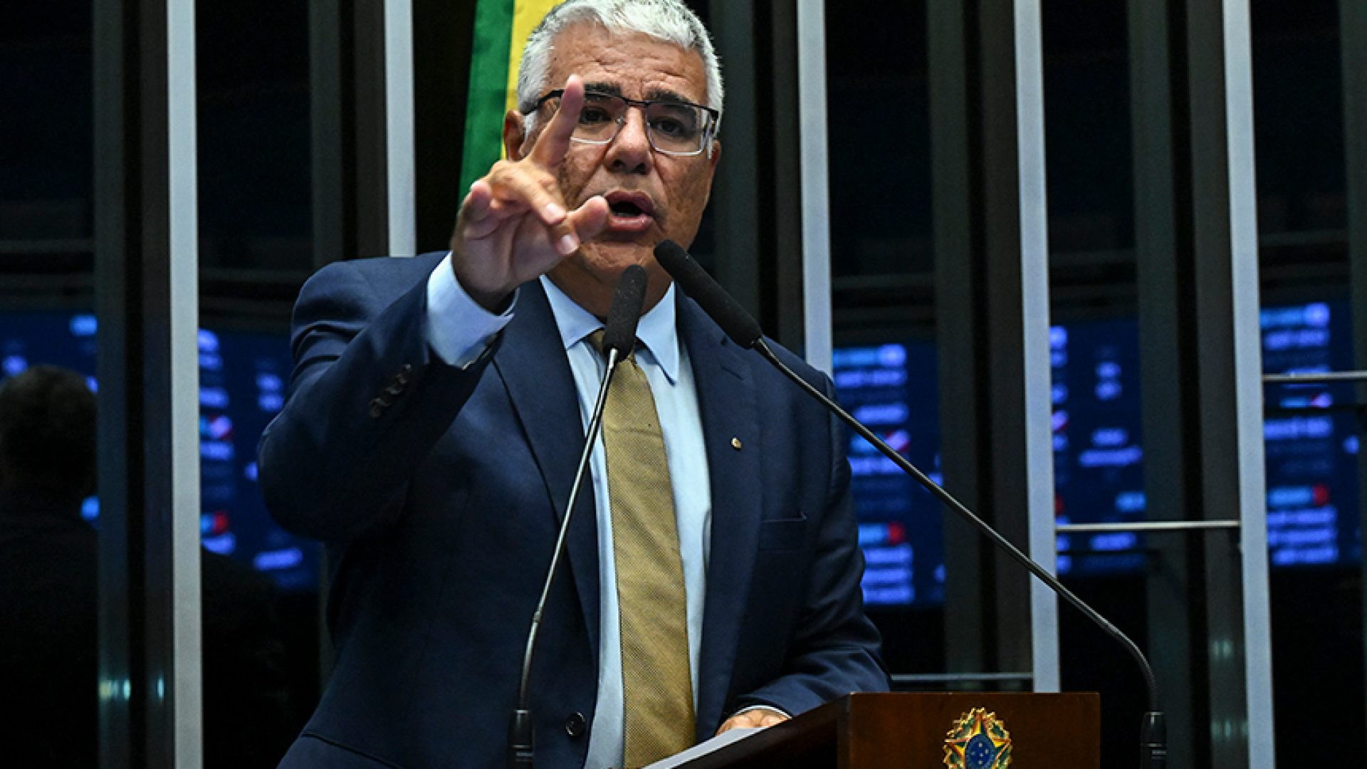 Em discurso, à tribuna,  senador Eduardo Girão (Novo-CE).
