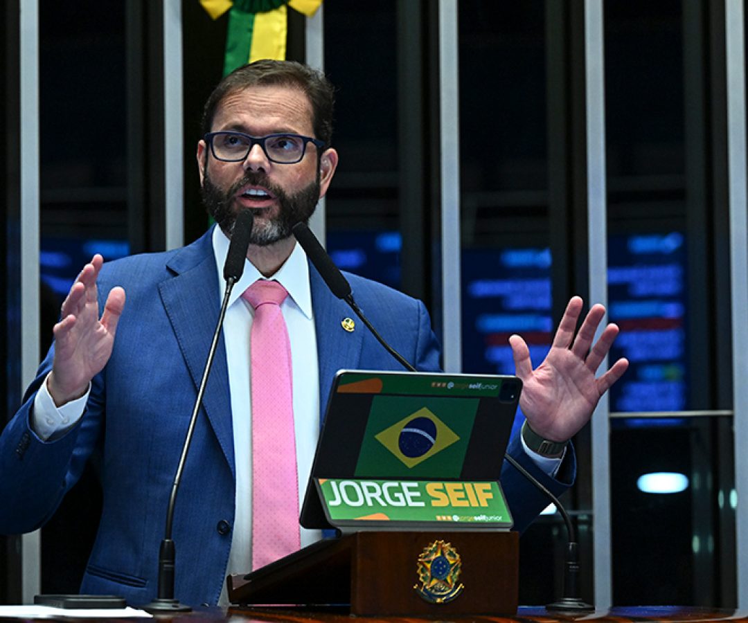 Em discurso, à tribuna, senador Jorge Seif (PL-SC).