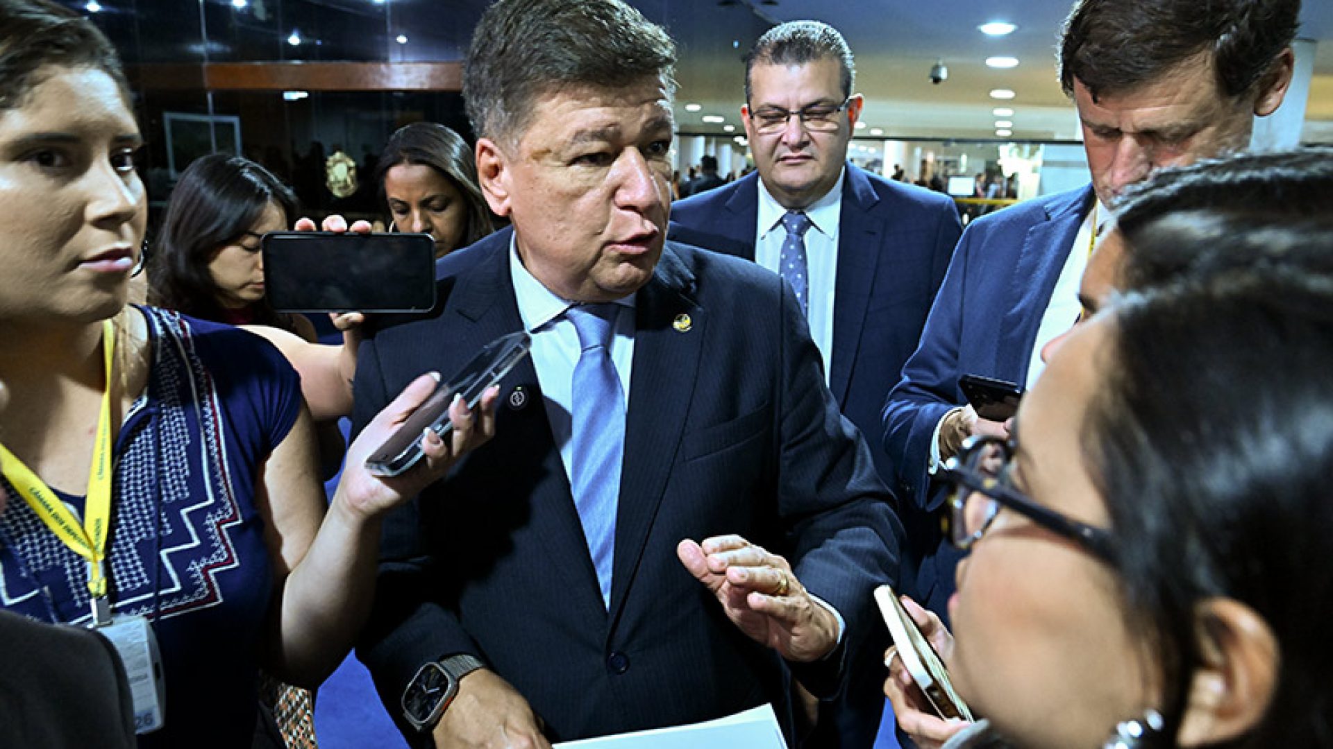 Nesta quarta-feira (4), Dino suspendeu a quebra dos sigilos bancário e fiscal da empresária Roberta Luchsinger, investigada pela CPMI do INSS.